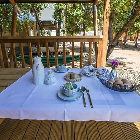 Park Soline Glamping Family Tent بيوغْغاد نا موغو
